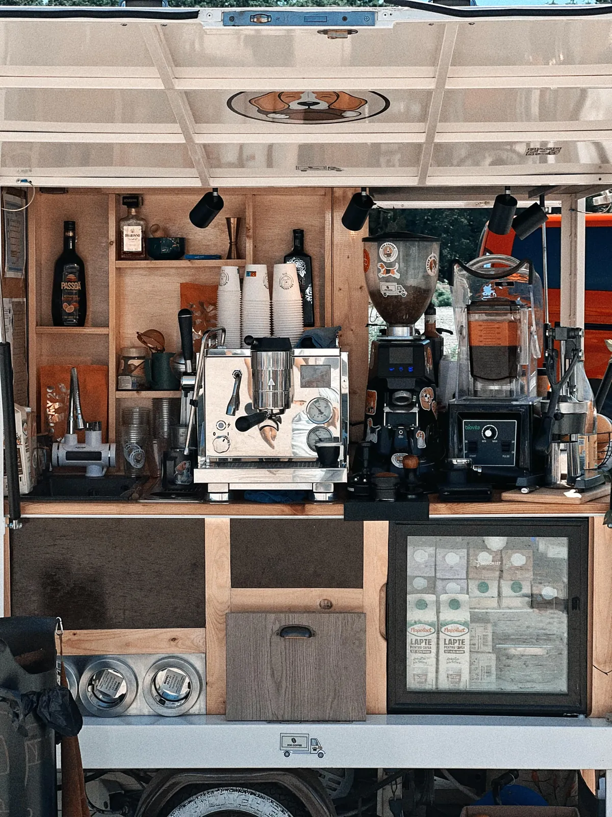 Barul din truck: aparat de espresso, râșnițe și frigider