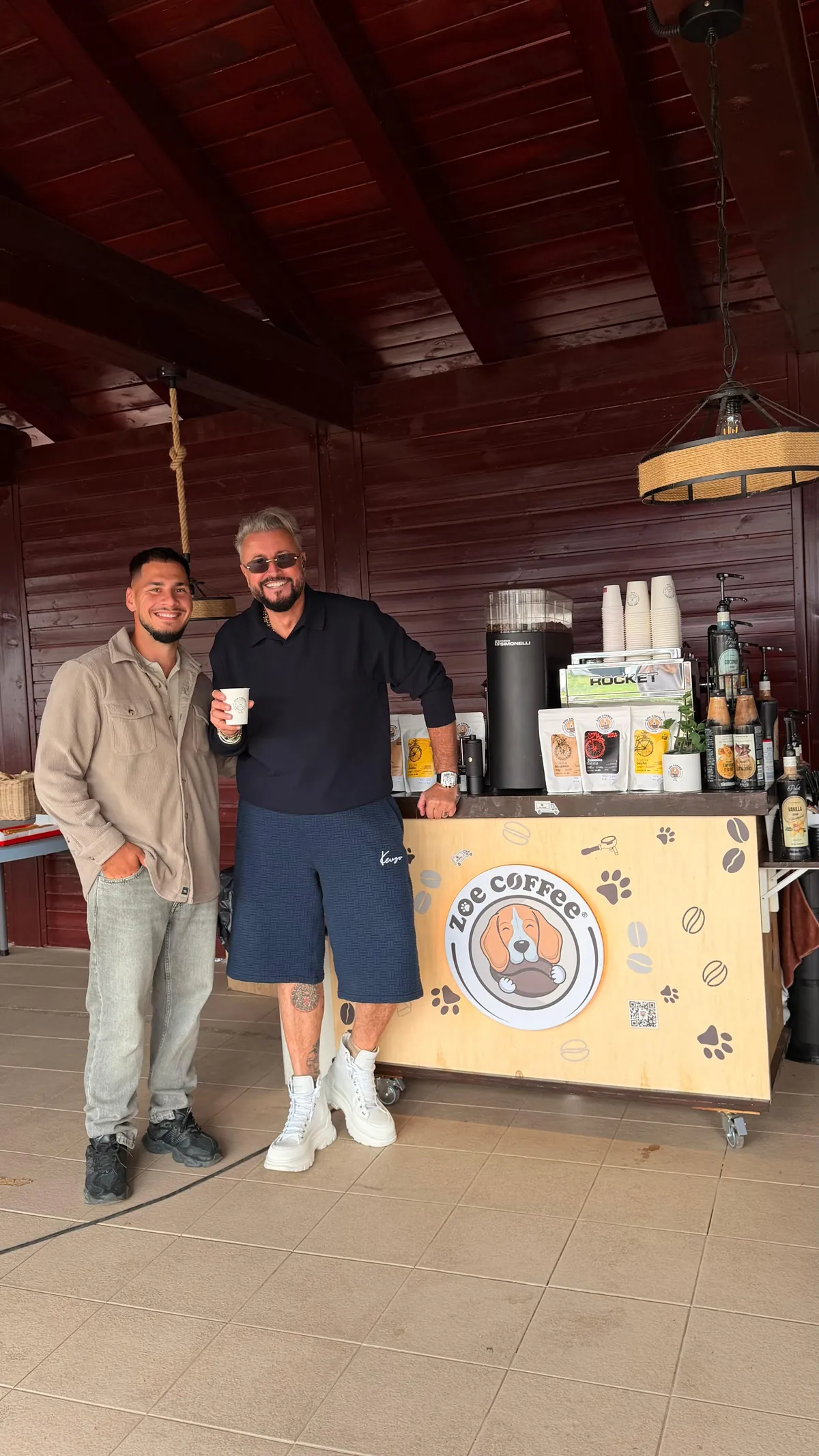 Cristian și un invitat cu un pahar Zoe Coffee, lângă barul mobil, la Lugoj Fashion Day