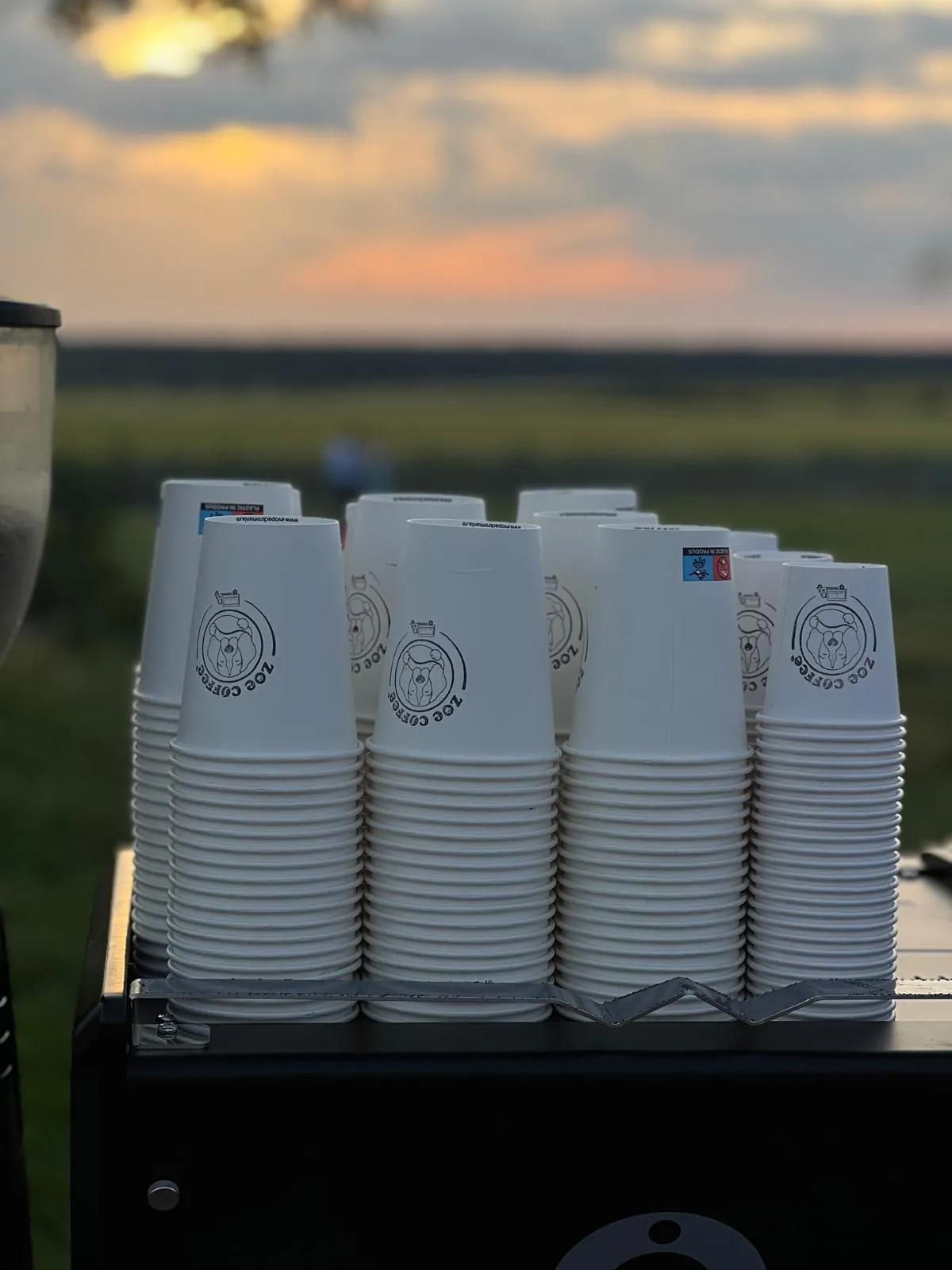 Pahare Zoe Coffee pregătite la apus