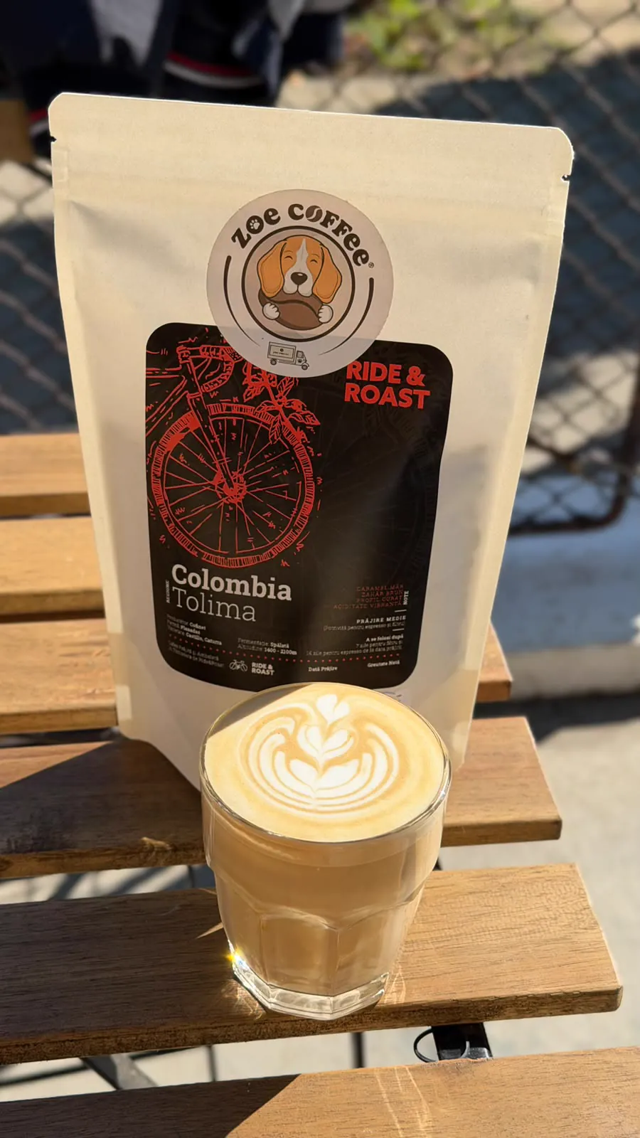 Pachet de cafea boabe Colombia lângă un latte