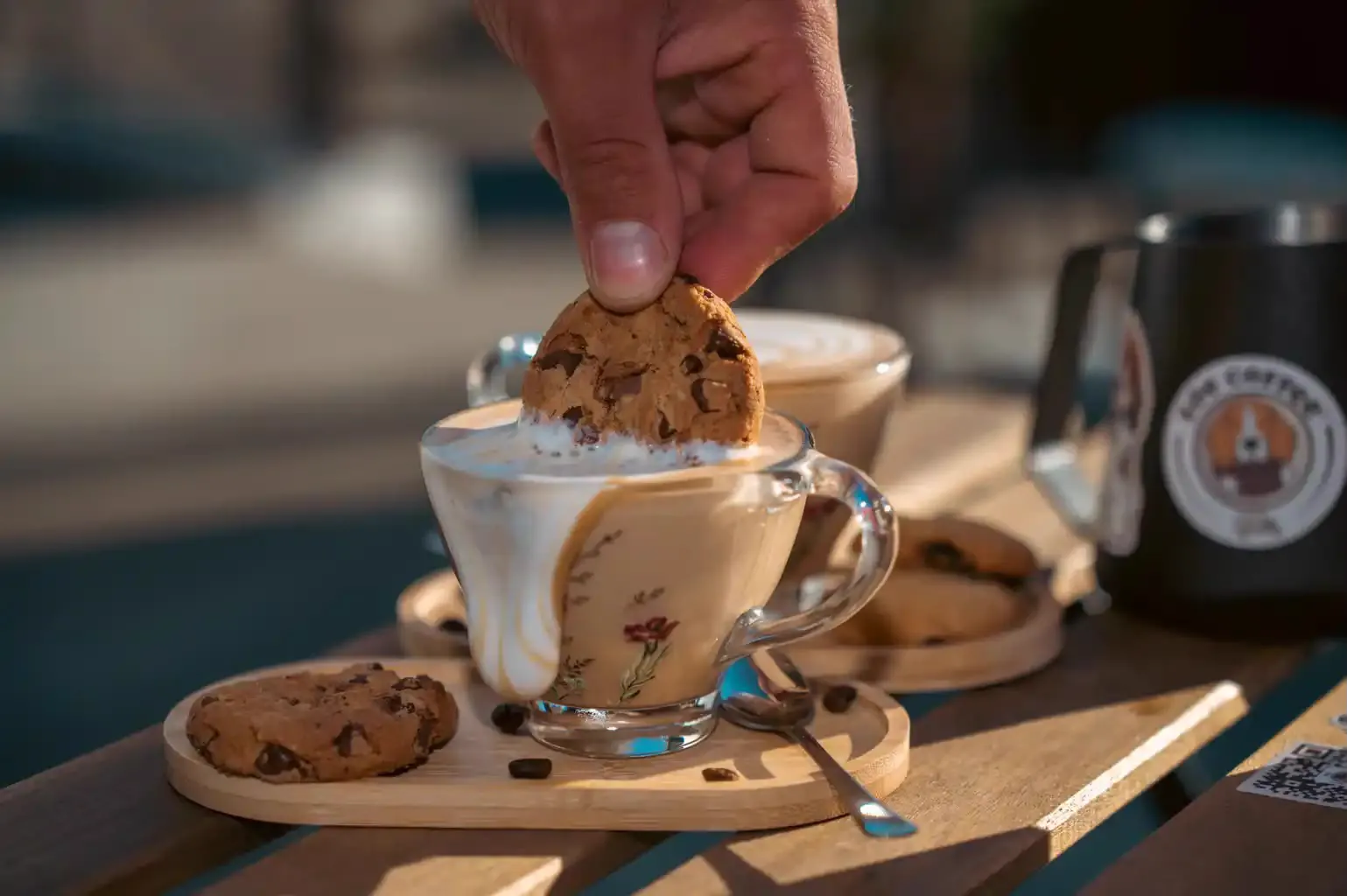 Fursec cu ciocolată înmuiat într-un cappuccino