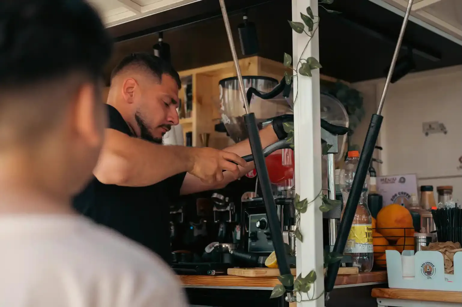 Cristian pregătind băuturi la truck