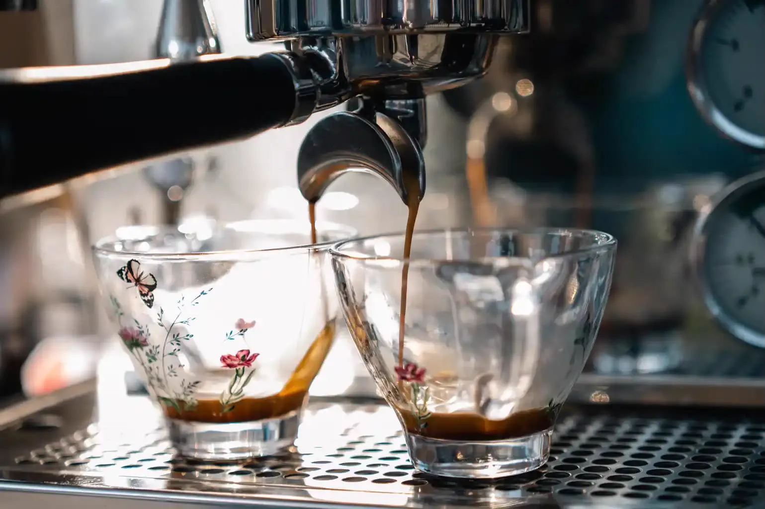Espresso curgând în două cești de sticlă