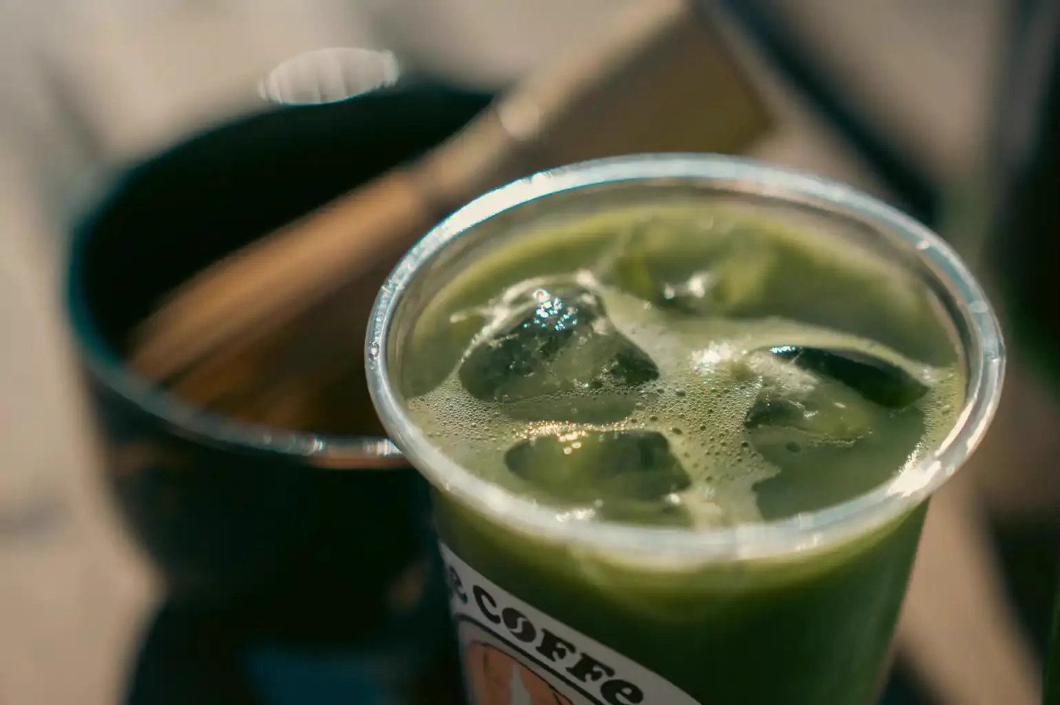 Iced matcha latte cu gheață, de aproape