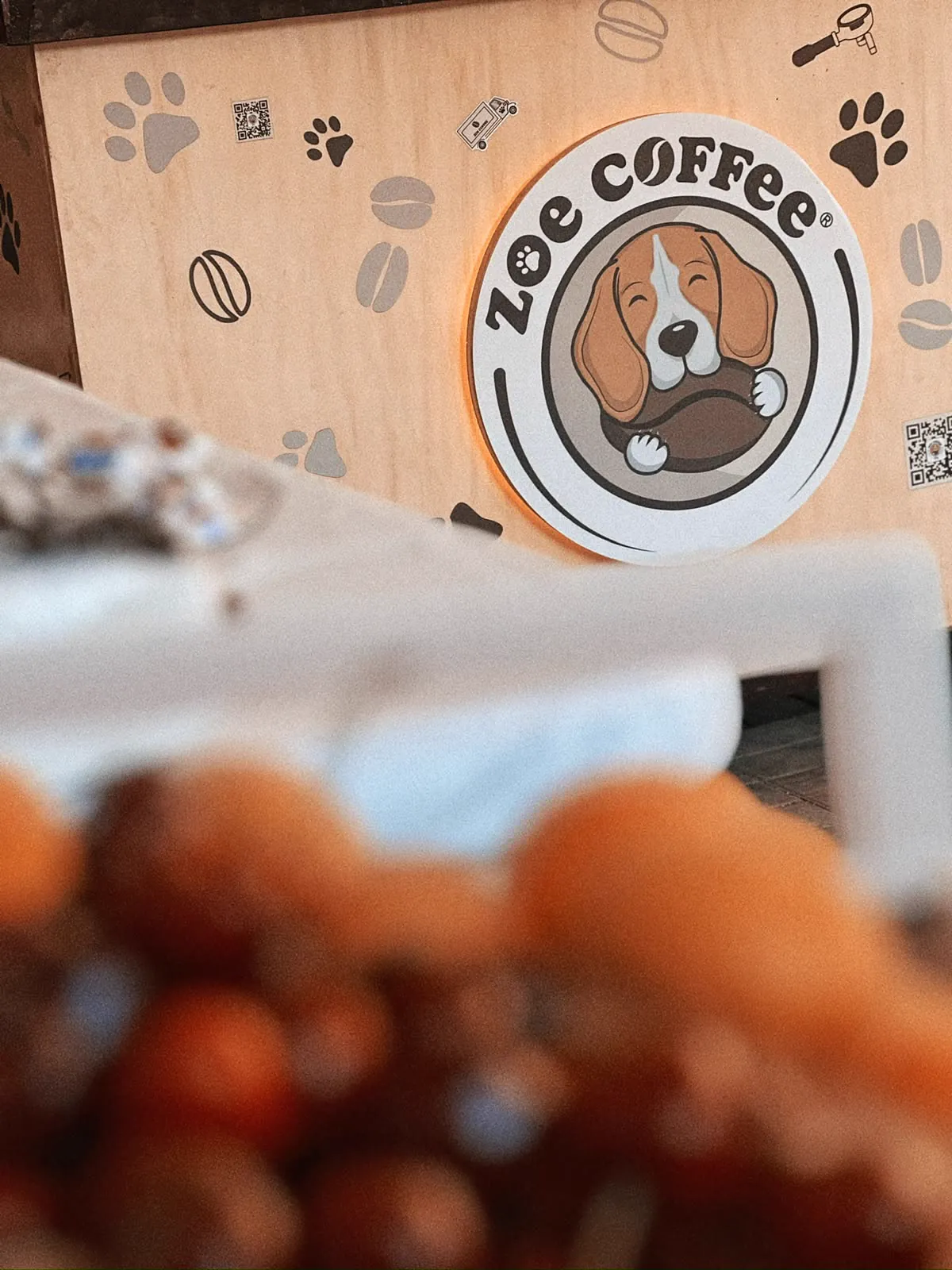 Logo-ul Zoe Coffee pe peretele barului