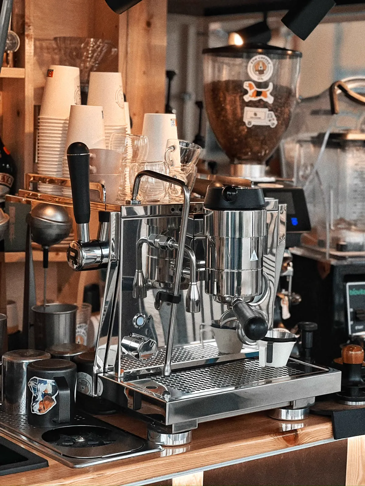 Aparatul de espresso cu paharele Zoe Coffee pregătite