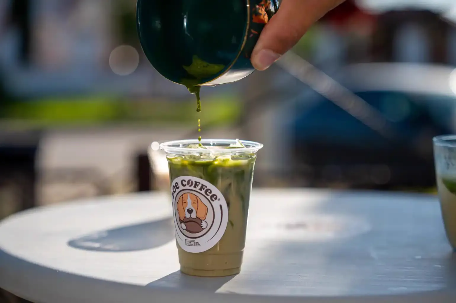 Matcha turnat peste lapte și gheață într-un pahar Zoe Coffee