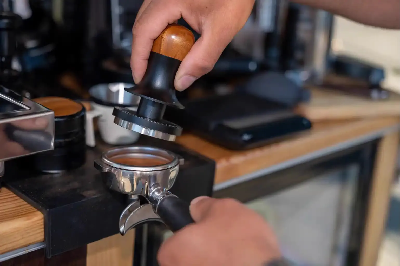 Espresso tasat în portafiltru, înainte de extracție