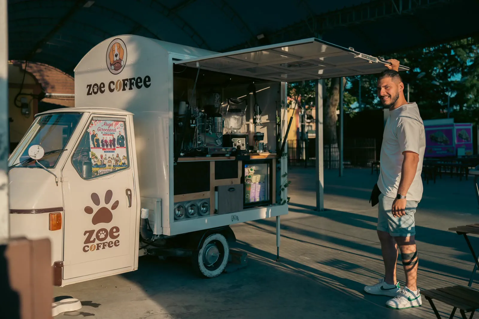 Cristian lângă truck-ul Zoe Coffee, la apus