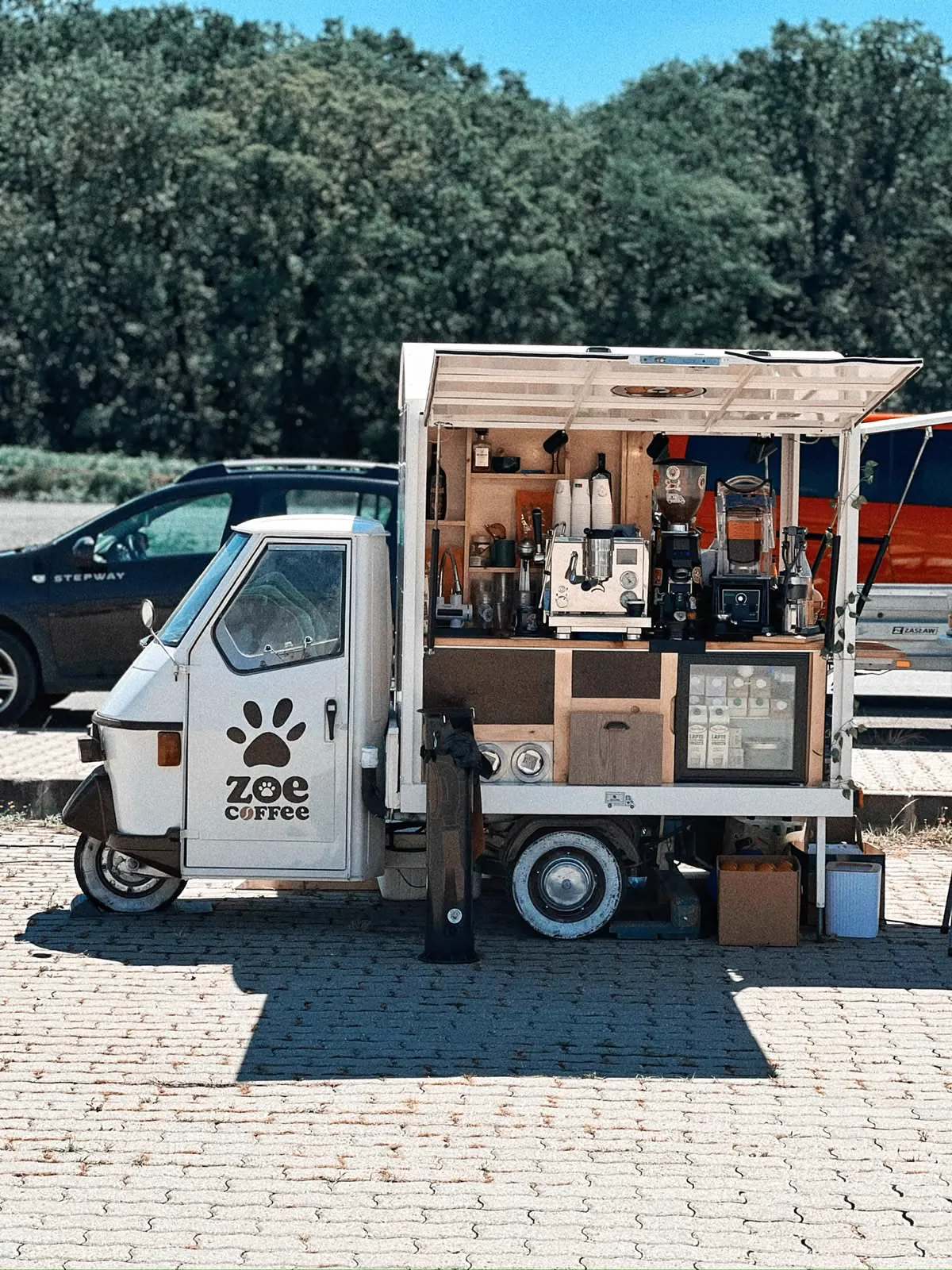 Truck-ul Zoe Coffee deschis, într-o zi însorită